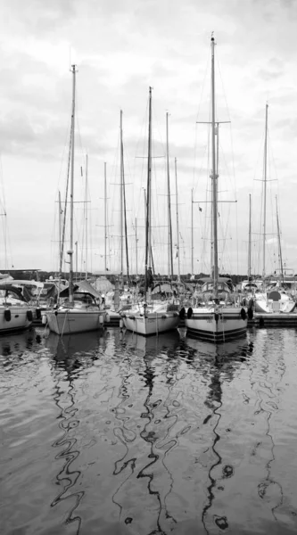 Yachts Dans Marina Dans Port Noir Blanc — Photo