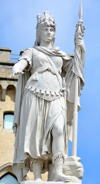 サンマリノ 2011年6月9日市役所と中央広場の自由の女神像 — ストック写真