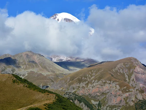 Mount Kazbek Vilande Stratovulkan Och Ett Största Bergen Kaukasus Som — Stockfoto