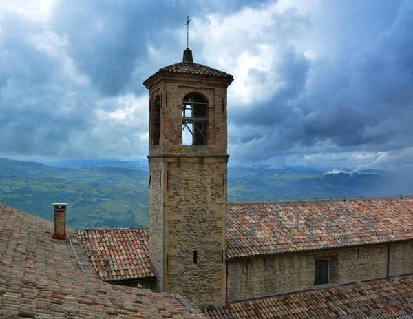 Una Antigua Iglesia Las Montañas Una Ciudad Europea — Foto de Stock