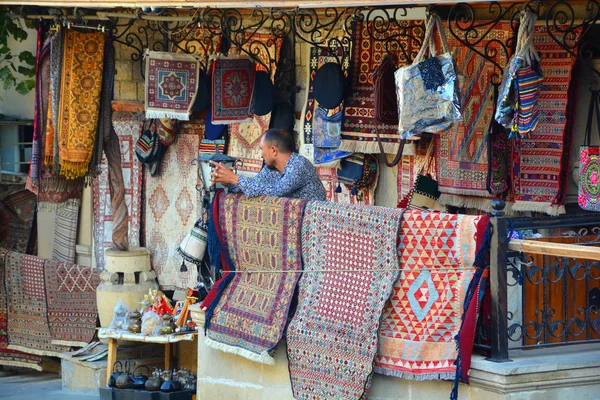 Baku Azerbaijan Vendedor Tapetes Cidade Velha Icheri Sheher Núcleo Histórico — Fotografia de Stock