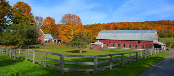 Rural House Autumn Landscape Sunny Day — Stock Photo, Image