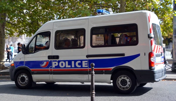 Paris Sokaklarında Bir Polis Arabası — Stok fotoğraf