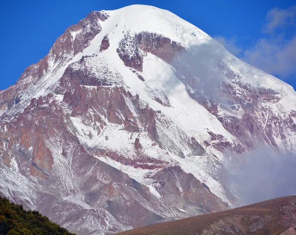 Górskiej Scenerii Kazbegi Gruzja Mount Kazbegi Położony Jest Północnych Stokach — Zdjęcie stockowe
