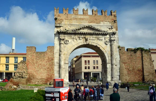 Αψίδα Του Αυγούστου Μια Αρχαία Ρωμαϊκή Πύλη Προς Την Πόλη — Φωτογραφία Αρχείου