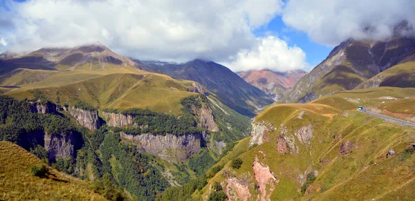 山夏风景秀丽 森林茂密 山峰高耸 高加索 主要的高加索山脊景观 生物圈保护区旅游胜地东湾 旅行和旅游的概念 — 图库照片