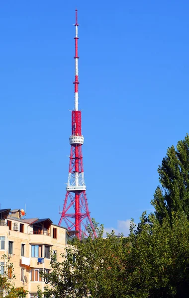 Torre Telecomunicaciones Sobre Fondo Azul Del Cielo — Foto de Stock