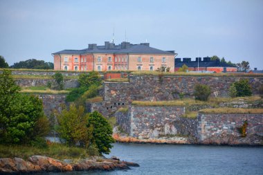 HELSINKI FINLAND SEPTEMBER 25 2015: Suomenlinna 'nın kaya duvarı altı ada üzerine inşa edilmiş bir deniz kalesidir.