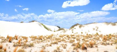New Mexico eyaletindeki White Sands Ulusal Anıtı alçıtaşı kristallerinden oluşan beyaz kum tepecikleri alanıdır. Alçıtaşı kum tarlası Dünya 'daki türünün en büyüğüdür..