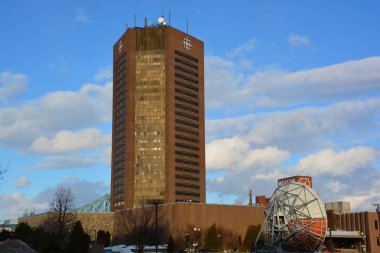 MONTREAL CANADA 02 07 2019: Maison Radio-Canada, Kanada 'nın Montreal şehrinde 1973 yılında inşa edilen bir gökdelendir.