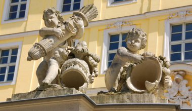 DRESDEN GERMANY 25 Mayıs 2010: Zwinger Sarayı 'ndaki bebek heykelleri Barok tarzında inşa edildi ve saray mimarı Matthaus Daniel Poppelmann tarafından tasarlandı. Portakal sergisinin galerisi olarak hizmet verdi. 