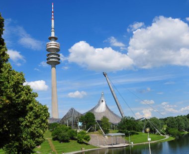Münih, Almanya - 12 Haziran: Münih, Almanya, Olympiapark stadyumda kule 1972 Yaz Olimpiyatları için Haziran 12 2010, Münih Almanya inşa edilmiş bir Olimpiyat Parkı olduğunu