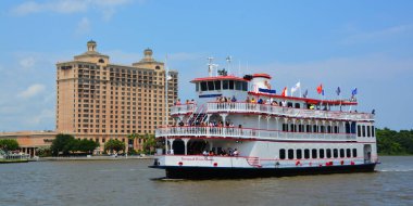 Savannah, Georgia Usa 27 Haziran 2016: Savannah nehir botu, Georgia Queen gezintiye çıktı. River Street Riverboat Company ilk olarak 1991 yılında Jonathan Claughton yönetiminde kuruldu..