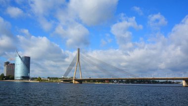 RIGA LATVIA 09 18: Riga 'daki Vansu Köprüsü Riga' daki Daugava Nehri 'ni geçen ve Swedbank ofis binası yüksekliği ve parlak silueti olan bir köprü.. 