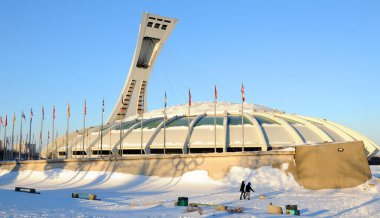 MONTREAL, CANADA -FEB.16.Montreal Olimpiyat Stadyumu ve kulesi 16 Şubat 2013. Dünyanın en yüksek eğimli kulesi. Olimpiyat turu 175 metre uzunluğunda ve 45 derecelik açıyla yapılıyor. 