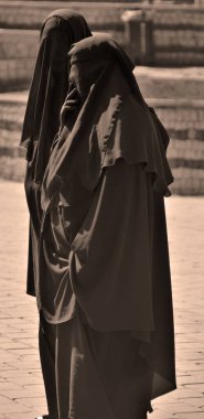 İSTANBUL TURKEY 08 Ekim 2013 'te: Müslüman kadın İstanbul şehir merkezinde peçe taktı. Türk hükümeti türban takan kadınların kamu sektöründe çalışmasını yasakladı.