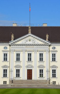 BERLIN GERMANY 09 22: 17: Bellevue Sarayı (Almanca: Schloss Bellevue), Berlin 'in Tiergarten ilçesinde yer alan, 1994 yılından bu yana Almanya Cumhurbaşkanı' nın resmi ikamet yeridir.. 