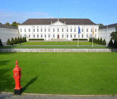 BERLIN GERMANY 09 22: 17: Bellevue Sarayı (Almanca: Schloss Bellevue), Berlin 'in Tiergarten ilçesinde yer alan, 1994 yılından bu yana Almanya Cumhurbaşkanı' nın resmi ikamet yeridir.. 