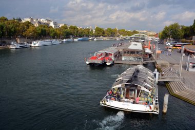 Paris, Fransa - 20 Ekim 2014: Fransa 'nın Paris kentinde turist botu turistlere ilgi alanlarını göstermek için Seine nehri boyunca çok sayıda tekne turisti gezisi var.