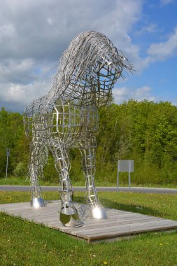 BROMONT QUEBEC CANADA 05 28 2017: Mathieu Isabelle 'in Bromont' taki yeni heykeli. Parc Binicilik Parkı Olympique de Bromont 'un evi..