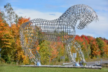 BROMONT QUEBEC CANADA 10: 12 2016: Mathieu Isabelle 'in Bromont' taki yeni heykeli. Parc Binicilik Parkı Olympique de Bromont 'un evi..