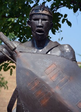 VICTORIA FALLS ZIMBABWE OCT 16 2014: Ndebele savaşçı çelik heykel, Ndebele halkı Amadebele Güney Afrika 'da bulunan bir Bantu ulusu ve etnik gruptur.