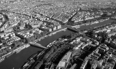 PARIS FRANCE OCT 16 2013: Paris 'e Eyfel Kulesi' nden kuş bakışı bakış açısı 2.249.975 kişilik bir nüfusa sahiptir ancak metropoliten alanı Avrupa 'nın en büyük nüfus merkezlerinden biridir. 