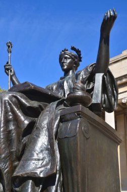 NEW YORK CITY USA OCT 27: Alma Mater, Daniel Chester French tarafından yapılan ve Columbia Üniversitesi 'nin Low Memorial Kütüphanesi kampüsünde bulunan bir bronz tanrıça Athena heykeli.