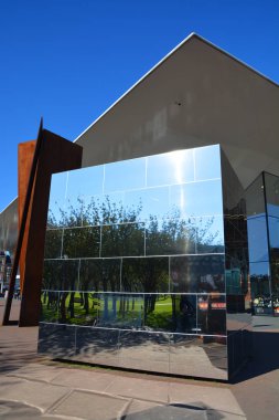 AMSTERDAM NETHERLAND 01 10 2015: Van Gogh Müzesi Vincent van Gogh ve çağdaşlarının çalışmalarına adanmıştır. Bina Gerrit Rietveld ve Kisho Kurokawa tarafından tasarlandı.. 