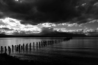 Puerto Natales, Şili Patagonya 'da bir şehirdir. = = Coğrafya = = Puerto Natales, Natales ili 'nin başkenti ve Itima Esperanza ili' nin (İspanyolca 