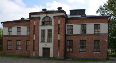 HELSINKI FINLAND SEPTEMBER 25 2015: Suomenlinna 'daki eski bina altı ada üzerine inşa edilmiş bir deniz kalesidir.