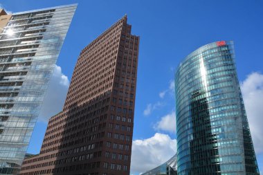 BERLİN GERMANY 09: 23: Potsdamer Platz, Potsdam Meydanı, Berlin 'in merkezinde, Brandenburg Kapısı ve Reichstag' ın güneyinde önemli bir kavşak. 