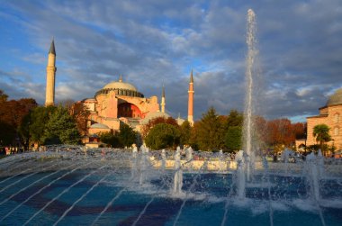 ISTANBUL TURKEY 09: 30, 2013: Ayasofya I. Justinian altında inşa edilen bir Katolik Kilisesi idi ve Doğu Katolik katedrali ve Yunan Ortodoks Hıristiyan ataerkil katedrali oldu.