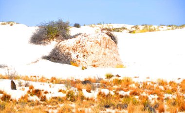 New Mexico eyaletindeki White Sands Ulusal Anıtı alçıtaşı kristallerinden oluşan beyaz kum tepecikleri alanıdır. Alçıtaşı kum tarlası Dünya 'daki türünün en büyüğüdür..