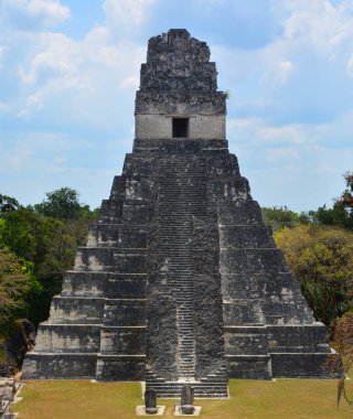 TIKAL, GUATEMALA MAYIS 03 2016: Guatemala Tikal Ulusal Parkı 'ndaki Kolomb öncesi Maya uygarlığının arkeolojik alanı 1979' dan beri UNESCO Dünya Mirası Alanı 'dır.