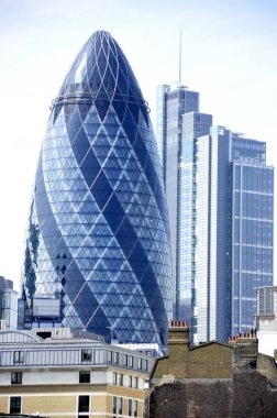 Londra 1 Haziran: Modern 30 St Mary Axe 1 Haziran 2012 'de Londra, Uk' ta. İsviçre Re Binası ya da Gherkin, 1992 yılında geçici Ira tarafından yerleştirilen bir bombayla hasar görmüştür..