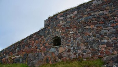 HELSINKI FINLAND SEPTEMBER 25 2015: Suomenlinna 'nın kaya duvarı altı ada üzerine inşa edilmiş bir deniz kalesidir.