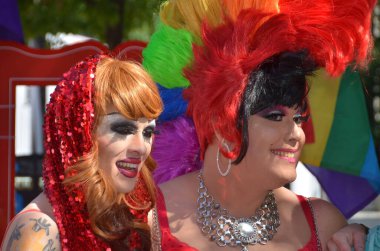 MONTREAL-13 AUGust: Montreal Onur Kutlamaları için 13 Ağustos 2011, Montreal, Quebec, Kanada Toplum Günü katılımcıları. Bu etkinliğin içermesi, eğitmesi ve eğlendirmesi...