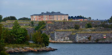 HELSINKI FINLAND SEPTEMBER 25 2015: Suomenlinna 'nın kaya duvarı altı ada üzerine inşa edilmiş bir deniz kalesidir.