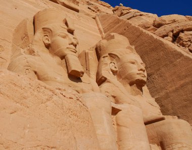 ABU SIMBEL 11 25 2008: Abu Simbel tapınakları Nubia, Güney Mısır 'da Ebu Simbel' de iki büyük kaya tapınağıdır. Kompleks 