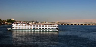ASWAN EGYPT 25 NOV 2008: Aswan, Mısır yakınlarındaki Nil nehrinde turist botu. Turizm Mısır 'ın en önemli sektörlerinden biridir. 2008 yılında Mısır 'ı 12,8 milyondan fazla turist ziyaret etti