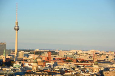 BERLIN GERMANY 09: 24: Berlin Katedrali, Alexanderplatz 'da bulunan Evanjelik Yüksek Kilise ve Fernsehturm' un (Televizyon Kulesi) kısa adıdır.. 