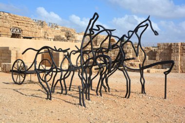 CAESAREA ISRAEL 0116: Caesarea ulusal parkındaki Hippo-Stadyumu 'nda araba yarışı takımı heykeli. Herod 'un altında inşa edilen Hippo-Stadyum bir stadyum ve hipodrom olarak kullanıldı.