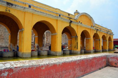 ANTIGUATEMALA MAY 02 2016: Antigua Guatemala ya da Antigua, Guatemala 'nın orta dağlık kesimlerinde İspanyol Barok etkisindeki mimarisi ile ünlü bir şehirdir. 