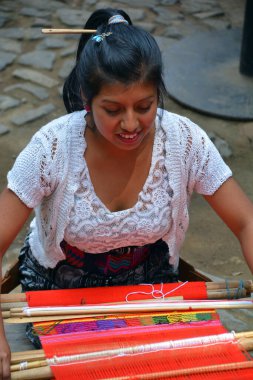 Santa CATARINA PALOPO DE ATITLAN GUATEMALA NAY 01 2016: Halı ören Maya kadınının portresi. Maya halkı hala Guatemala 'daki nüfusun çoğunluğunu oluşturuyor.,