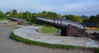 HELSINKI FINLAND 25 SEPTEMBER 2015: Suomenlinna topu altı ada üzerine inşa edilmiş bir deniz kalesidir UNESCO Dünya Mirasları alanıdır ve turistler ve yerel halk arasında popülerdir.