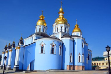 KIEV UKRAINE 09 04 17: Aziz Michael Altın Kubbe Manastırı işlevsel bir manastır. Manastır, Aziz Sophia Katedrali 'nin kuzeydoğusundaki Dinyeper Nehri' nin sağ kıyısında yer almaktadır..