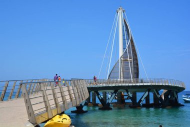 Puerto Vallarta Meksika 11 Mayıs 2016: Meksikalı Jose de Jesus Torres Vega 'nın kazanan mimarı tarafından tasarlanan Los Muertos iskelesi, Puerto Vallarta' nın iddialı bir şehir merkezinin yenilenme merkezlerinden biridir.