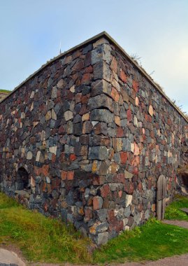 HELSINKI FINLAND SEPTEMBER 25 2015: Suomenlinna 'nın kaya duvarı altı ada üzerine inşa edilmiş bir deniz kalesidir.