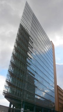 BERLİN GERMANY 09: 23: Potsdamer Platz, Potsdam Meydanı, Berlin 'in merkezinde, Brandenburg Kapısı ve Reichstag' ın güneyinde önemli bir kavşak. 